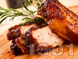 Печени мариновани пикантни свински ребра на фурна с розмарин - снимка на рецептата
